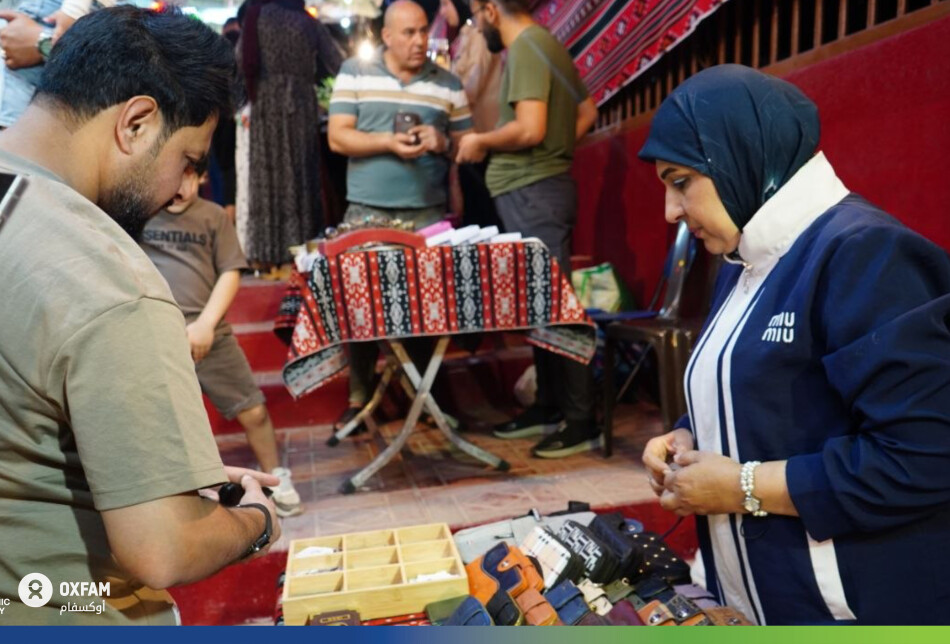 آمال تتفاعل مع زائري جناحها بابتسامة. بالنسبة لمحاربات السرطان، تُعد الحالة النفسية نصف العلاج؛ وتؤكد آمال أن اندماجها في العمل ومقابلتها للناس يمنحها طاقة إيجابية لا تُقدر بثمن، إلى جانب العائد المادي الذي يغطي تكاليف العلاج الباهظة.